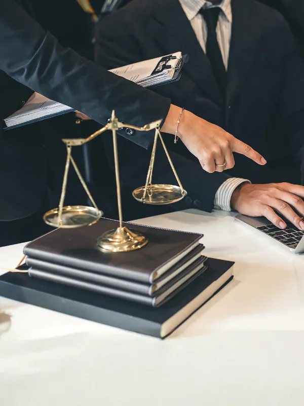 Advogada analisando documentação bancária